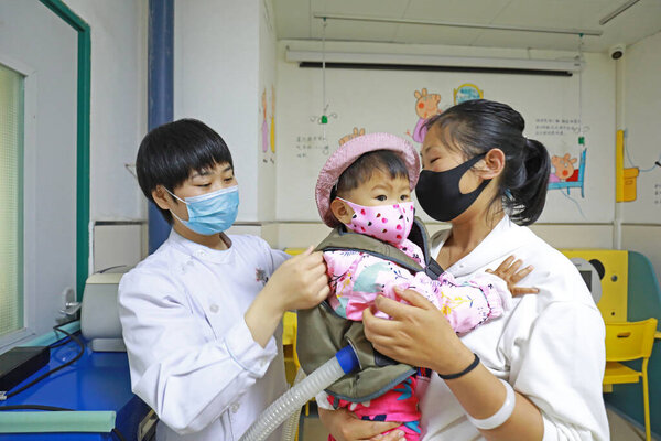 ЛУАННАНСКАЯ СТРАНА, провинция Хэбэй, Китай - 11 мая 2020 года: Медсестра-женщина готовилась к выпотрошению ребенка.