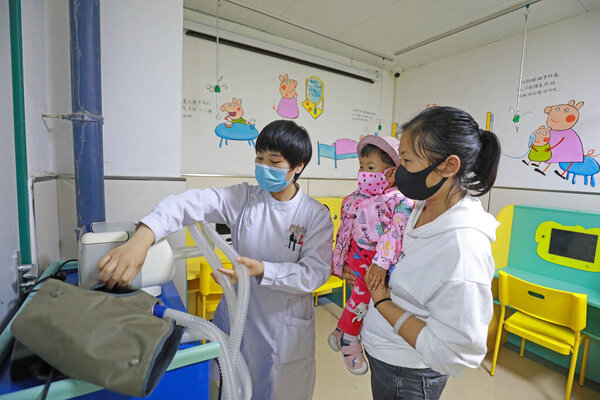 ЛУАННАНСКАЯ СТРАНА, провинция Хэбэй, Китай - 11 мая 2020 года: Медсестра-женщина готовилась к выпотрошению ребенка.