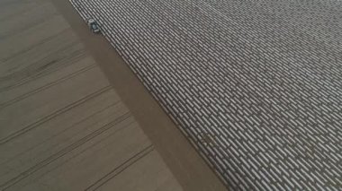 Çiftçiler çiftliğe patates ekmek için tohum ekerler.