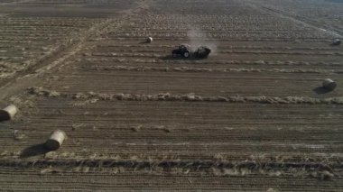 Çiftçiler, Kuzey Çin Ovası 'nda pirinç pipetini paketlemek için makineler kullanıyorlar.