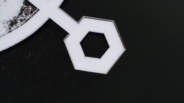 Kuzey Çin 'deki ahşap köprünün kar manzarasının havadan çekilmiş fotoğrafı.