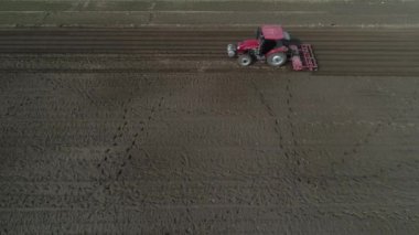 Çiftçiler traktörleri Kuzey Çin 'deki araziyi düzleştirmek için kullanıyorlar.