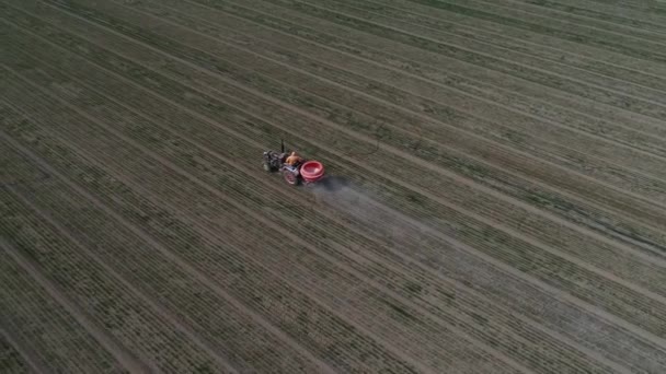 Fermierii Conduc Tractoare Pentru Fertiliza Grâu Câmpuri China Nord — Videoclip de stoc