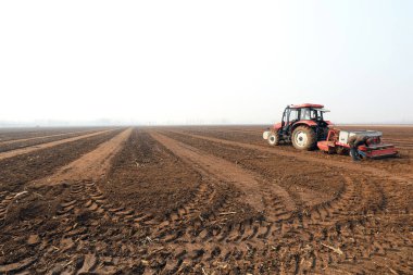 LUANNAN COUNTY, Hebei Eyaleti, Çin - 9 Mart 2021: Çiftçiler tarımsal makineleri bezelye ekmeye ayarlıyorlar