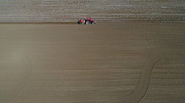 Çiftçiler, Kuzey Çin 'de patates yetiştirmek için ekicileri kullanır.
