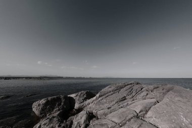 Deniz kenarındaki kayaların doğal manzarası, Kuzey Çin