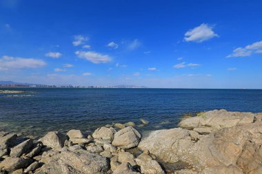 Deniz kenarındaki kayaların doğal manzarası, Kuzey Çin