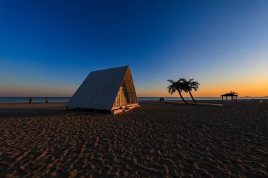Kuzey Çin sahilindeki üçgen kulübe.