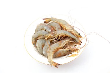 Beyaz arkaplanda taze karidesler, yakın plan fotoğraf.