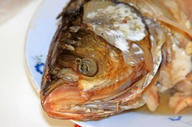 Bir restoranda balık kafası yahnisi. 