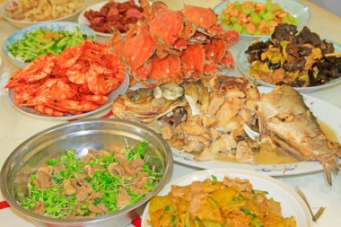 Masanın üzerinde Çin mutfağı tabakları, yakın plan fotoğraf.