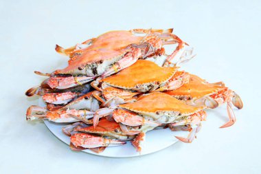 Tabakta pişmiş yengeç, fotoğrafa yakın çekim.