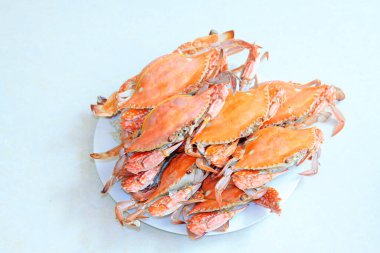 Tabakta pişmiş yengeç, fotoğrafa yakın çekim.