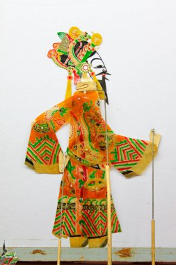 Çin 'de bir dükkanda beyaz arka planda gölge oyunları. 