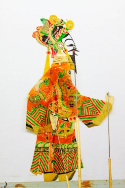 Çin 'de bir dükkanda beyaz arka planda gölge oyunları. 