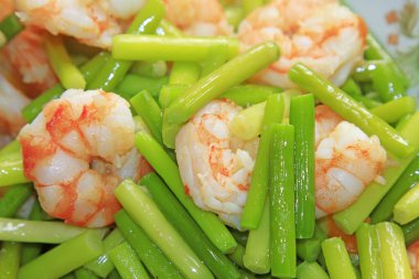 Çin usulü sarımsak saplı karides, yakın plan fotoğraf.