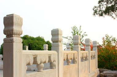 Çin tarzı oyulmuş beyaz mermer parmaklıklar, yakın plan fotoğraf.