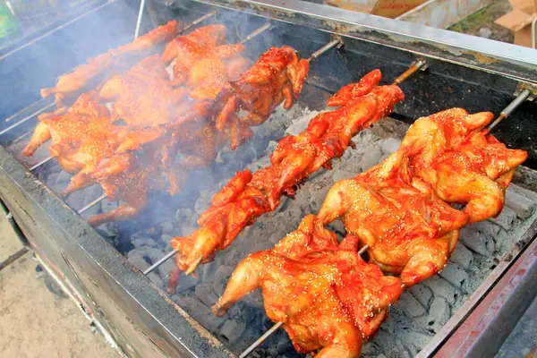 Markette fırında tavuk, fotoğrafa yakın çekim.