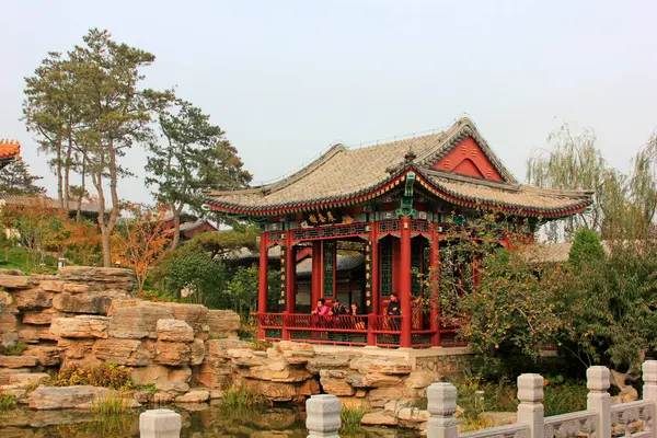 BEIJING - 23 Ekim: Çin geleneksel peyzaj mimarisi 23 Ekim 2014 tarihinde, Pekin, Çin