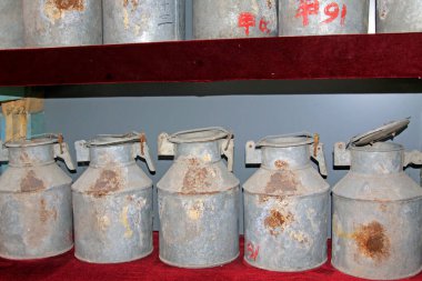 TANGSHAN ŞEHRİ - 18 Kasım 2014 'te bir müzede çimento örneği demir varil, Tangshan City, Hebei Eyaleti, Çin