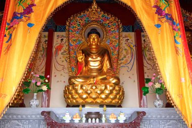 LUAN COUNTY - 23 Kasım 2014 'te Hengshan Dajue Tapınağında Bodhisattva altın vücut heykeli, Luan County, Hebei Eyaleti, Çin