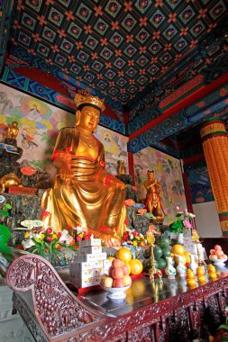 LUAN COUNTY - 23 Kasım 2014 'te Hengshan Dajue Tapınağında Bodhisattva altın vücut heykeli, Luan County, Hebei Eyaleti, Çin