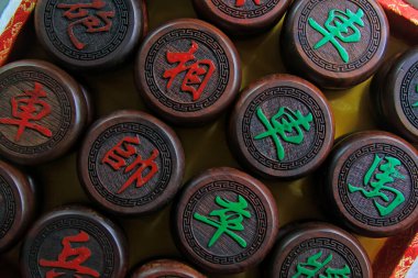 Ahşap Çin satranç taşları fotoğrafa yakın.