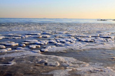 Buz ve kar doğal deniz manzarası, fotoğrafa yakın.