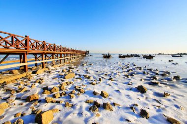 Buzlu ve karlı ahşap köprüler, fotoğraflara yakın.