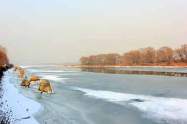 Hebei Luanhe nehri kışın doğal manzarası, fotoğrafa yakın.
