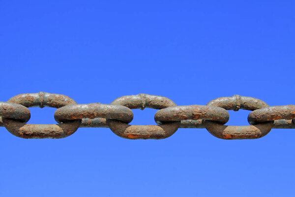 окисление ржавые цепи под голубым небом, крупный план фотографии