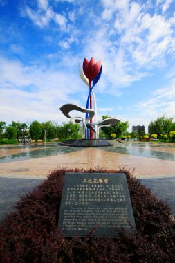 LUANNN COUNTY - 7 Haziran 2014 'te Kuzey Nehri Parkı' ndaki büyük çiçek heykeli, Luannan County, Heibei Eyaleti, Çin