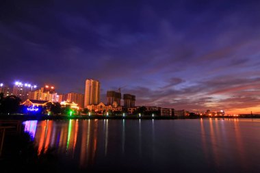 Nehir kıyısı boyunca akşam manzarası, fotoğrafa yakın.