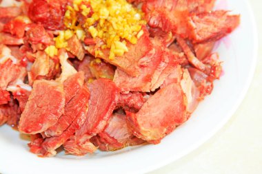 Çin geleneksel lezzet yemekleri, sarımsaklı eşek eti, yakın plan fotoğraf.