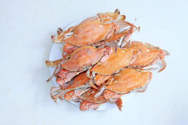 Tabakta pişmiş yengeç, fotoğrafa yakın çekim.