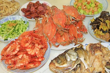 Masanın üzerinde Çin mutfağı tabakları, yakın plan fotoğraf.