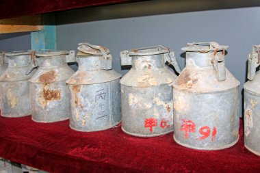 TANGSHAN ŞEHRİ - 18 Kasım 2014 'te bir müzede çimento örneği demir varil, Tangshan City, Hebei Eyaleti, Çin