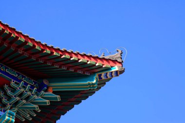 Mavi gökyüzünün altında Çin geleneksel binası, yakın çekim