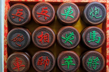 Ahşap Çin satranç taşları fotoğrafa yakın.