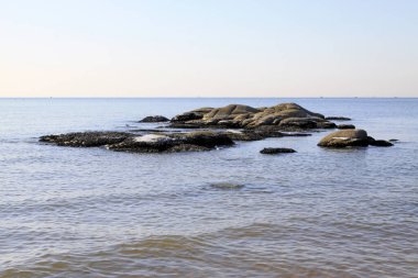 Taş ve su doğal deniz manzarası, fotoğrafa yakın.