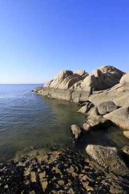 Taş ve su doğal deniz manzarası, fotoğrafa yakın.