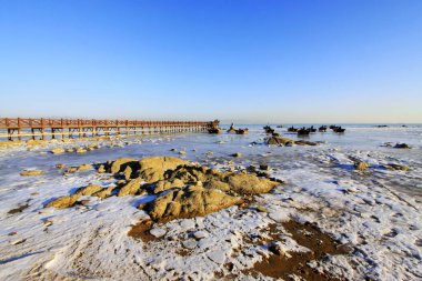 Buzlu ve karlı ahşap köprüler, fotoğraflara yakın.