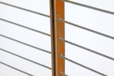 Buz ve kardaki tel ip ve metal sütun 