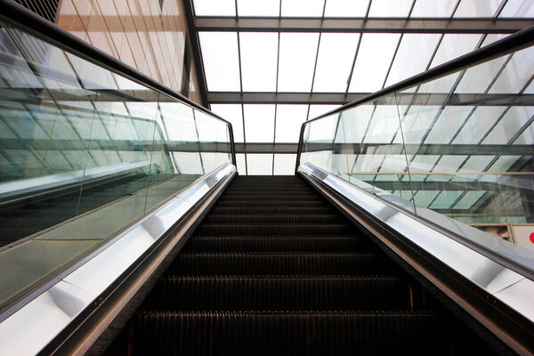 стеклянный автоматический лифт, крупный план