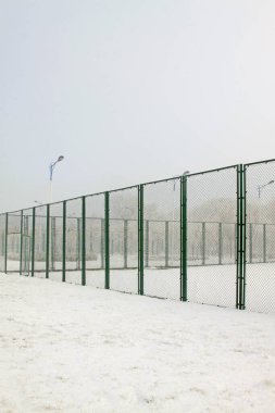 Karda tenis kortu çiti, fotoğrafa yakın çekim.