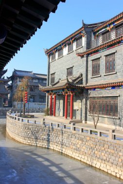 Antik bir şehirde antik binalar ve nehir kanalı, yakın çekim