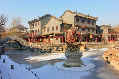 Antik binalar ve sazan heykeller, fotoğrafın yakın çekimi.