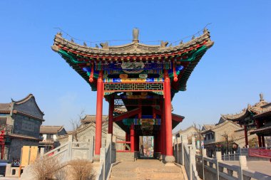 Eski bir şehirde taş köprü, fotoğrafa yakın.