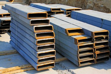 İnşaat alanında çelik kirişler, fotoğrafa yakın çekim