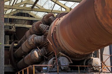 Boş çimento fabrikası fırın makineleri, fotoğrafa yakın çekim.